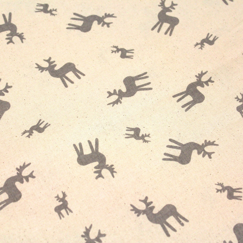 Tissu de coton de Noël scandinave aux rennes taupe, fond écru - TissusPapi.com