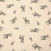 Tissu de coton de Noël scandinave aux rennes taupe, fond écru - TissusPapi.com