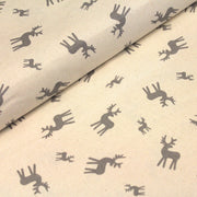Tissu de coton de Noël scandinave aux rennes taupe, fond écru - TissusPapi.com