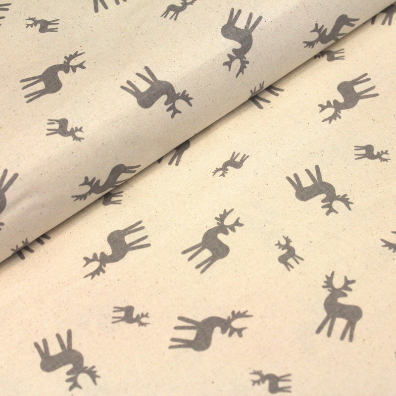 Tissu de coton de Noël scandinave aux rennes taupe, fond écru - TissusPapi.com
