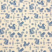 Tissu de coton de Noël scandinave aux écureuils bleus, fond écru - TissusPapi.com