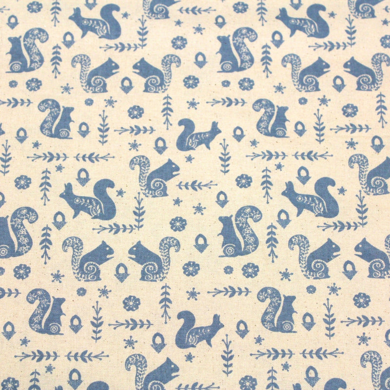 Tissu de coton de Noël scandinave aux écureuils bleus, fond écru - TissusPapi.com