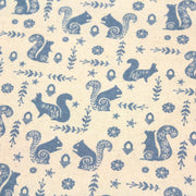 Tissu de coton de Noël scandinave aux écureuils bleus, fond écru - TissusPapi.com
