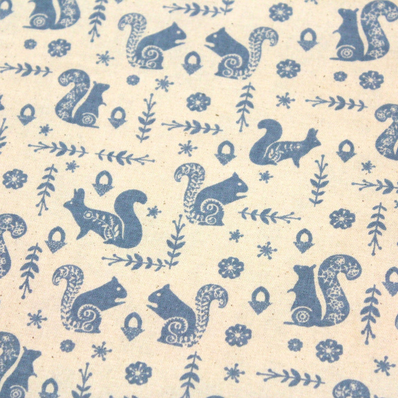 Tissu de coton de Noël scandinave aux écureuils bleus, fond écru - TissusPapi.com