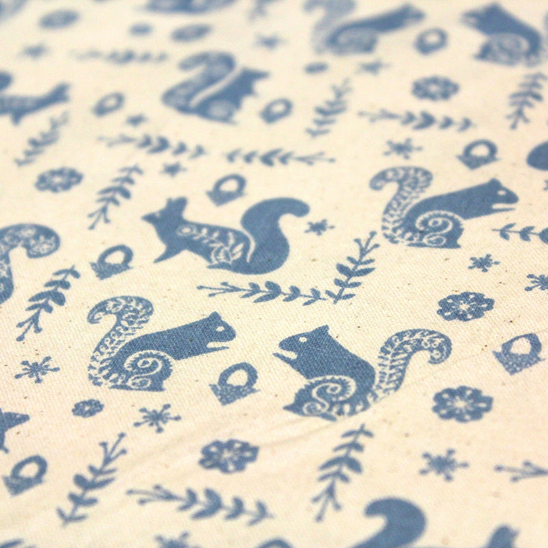 Tissu de coton de Noël scandinave aux écureuils bleus, fond écru - TissusPapi.com