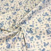 Tissu de coton de Noël scandinave aux écureuils bleus, fond écru - TissusPapi.com