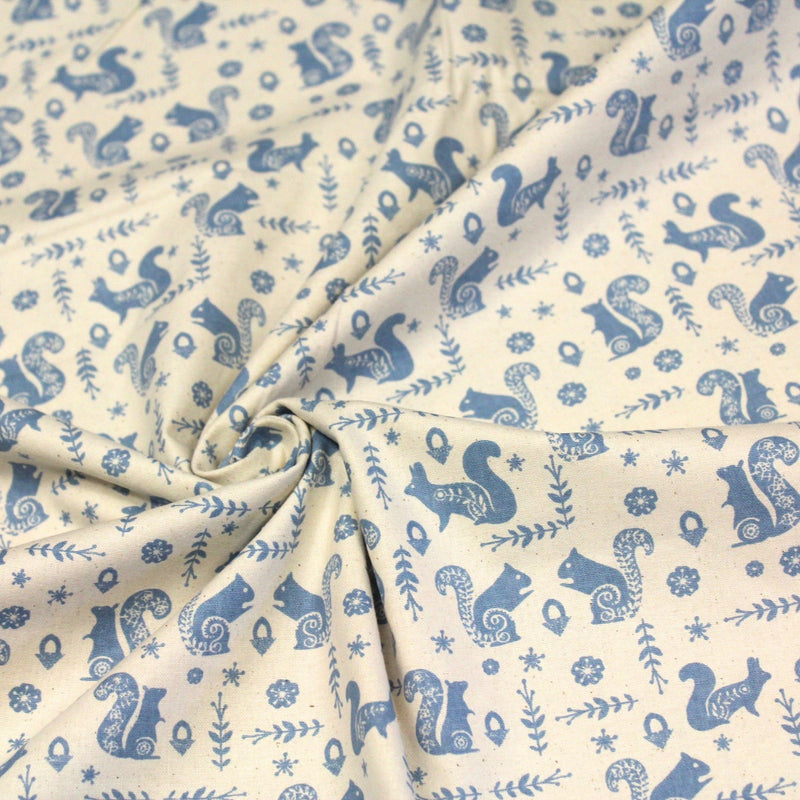 Tissu de coton de Noël scandinave aux écureuils bleus, fond écru - TissusPapi.com