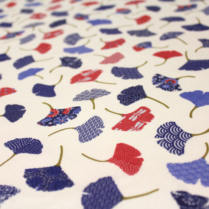 Tissu de coton motif traditionnel japonais aux feuilles de ginkgo bleues, rouges, blanches sur fond écru - Oeko-Tex