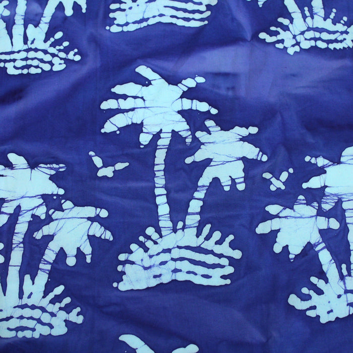 Tissu de coton batik aux palmiers bleu ciel, fond bleu roi