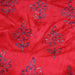 Tissu de coton batik gaufré aux fleurs bleues, fond rouge - tissuspapi