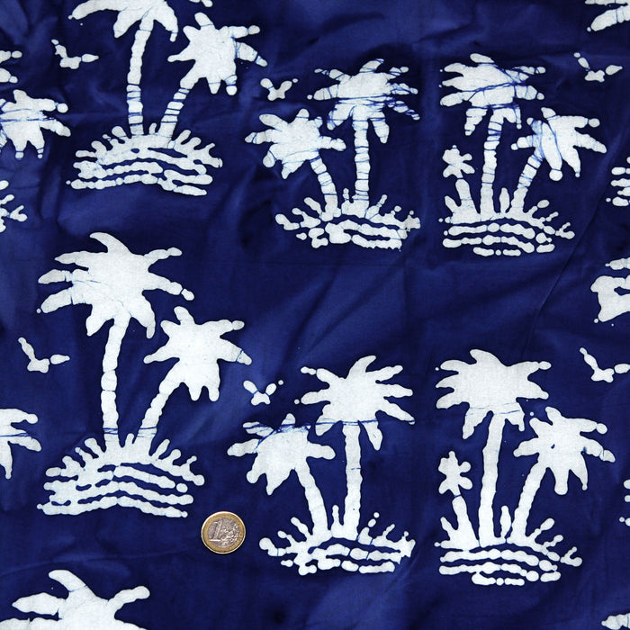 Tissu de coton batik aux palmiers blancs, fond bleu nuit - tissuspapi