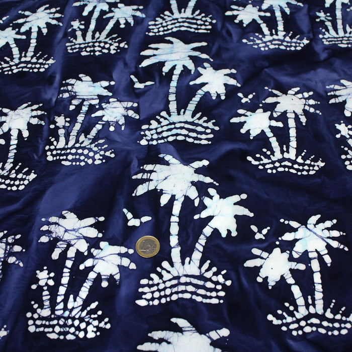 Chemise Batik Gros Plan Avec Détail De Teinture Bleu Indigo Abstrait Sur  Fond De Coton Tissu Blanc