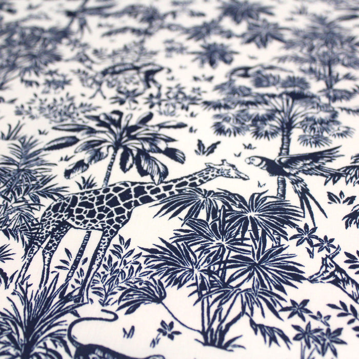 Tissu de coton toile de Jouy forêt tropicale, singes et girafes, tons bleus & blancs - Oeko-Tex