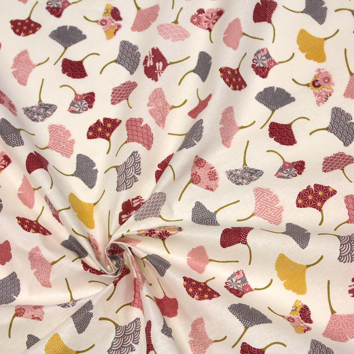 Tissu de coton motif traditionnel japonais aux feuilles de ginkgo roses, jaunes, bordeaux sur fond écru - Oeko-Tex - tissuspapi
