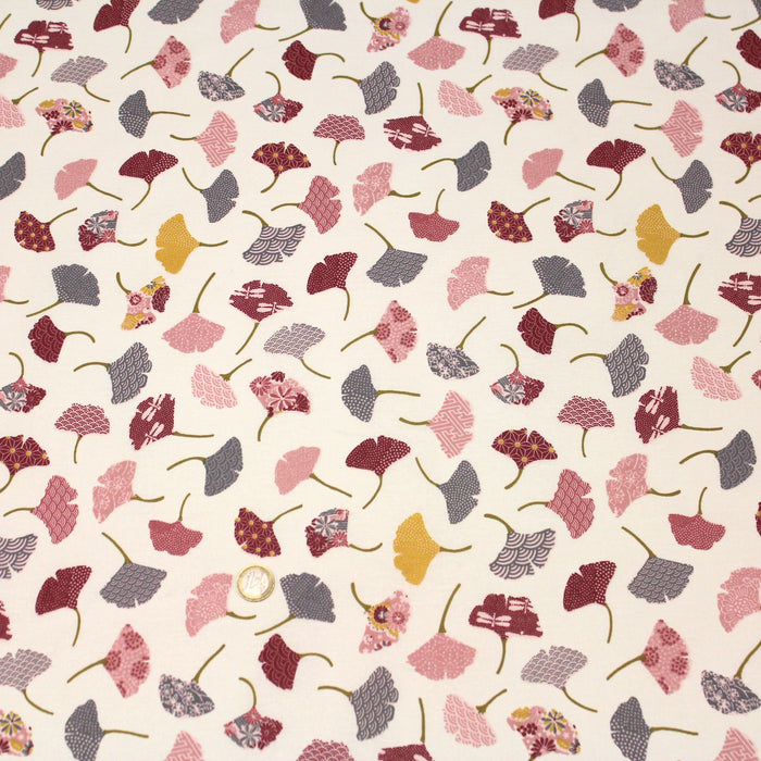 Tissu de coton motif traditionnel japonais aux feuilles de ginkgo roses, jaunes, bordeaux sur fond écru - Oeko-Tex