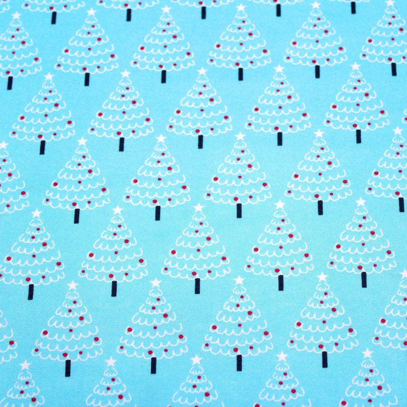 Tissu popeline de coton de Noël aux sapins blancs & rouges, fond bleu - TissusPapi.com