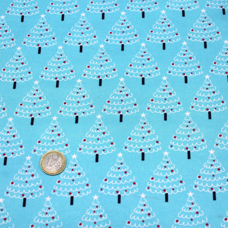 Tissu popeline de coton de Noël aux sapins blancs & rouges, fond bleu - TissusPapi.com