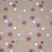 Tissu coton Noël, gris aux étoiles & flocons blancs, rouges et dorés - TissusPapi.com