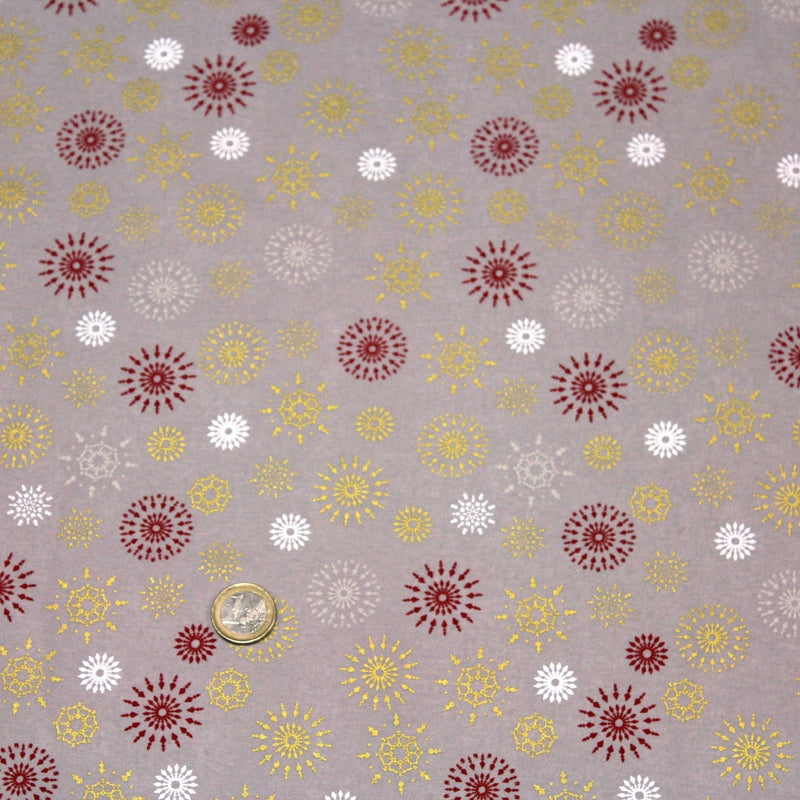 Tissu coton Noël, gris aux étoiles & flocons blancs, rouges et dorés - TissusPapi.com