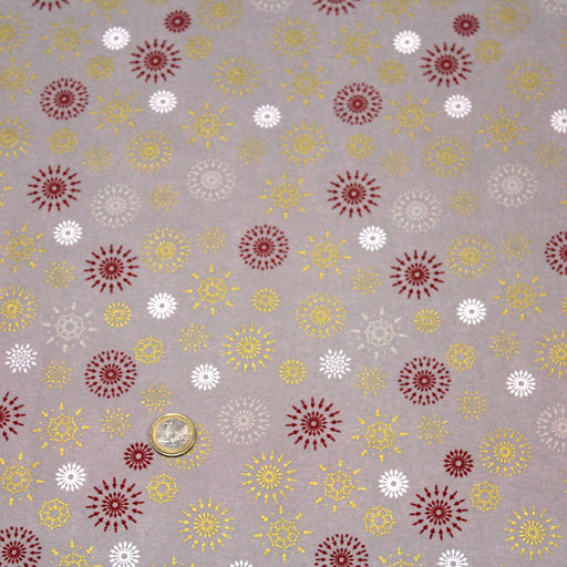 Tissu de Noël, coton, gris aux étoiles & flocons blancs, rouges et dorés - tissuspapi