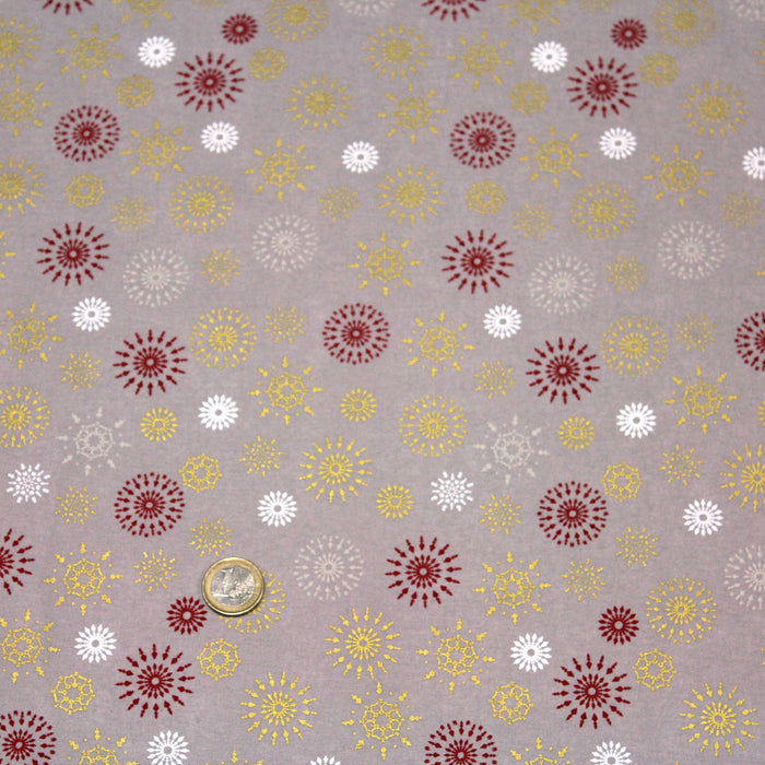 Tissu de Noël, coton, gris aux étoiles & flocons blancs, rouges et dorés - tissuspapi