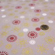 Tissu coton Noël, gris aux étoiles & flocons blancs, rouges et dorés - TissusPapi.com