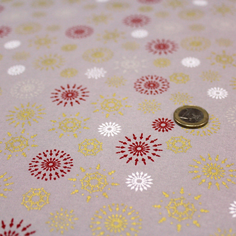 Tissu coton Noël, gris aux étoiles & flocons blancs, rouges et dorés - TissusPapi.com