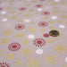 Tissu de Noël, coton, gris aux étoiles & flocons blancs, rouges et dorés
