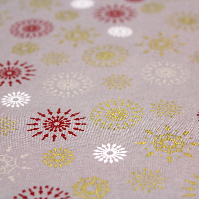 Tissu coton Noël, gris aux étoiles & flocons blancs, rouges et dorés - TissusPapi.com