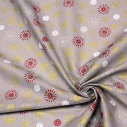 Tissu coton Noël, gris aux étoiles & flocons blancs, rouges et dorés - TissusPapi.com
