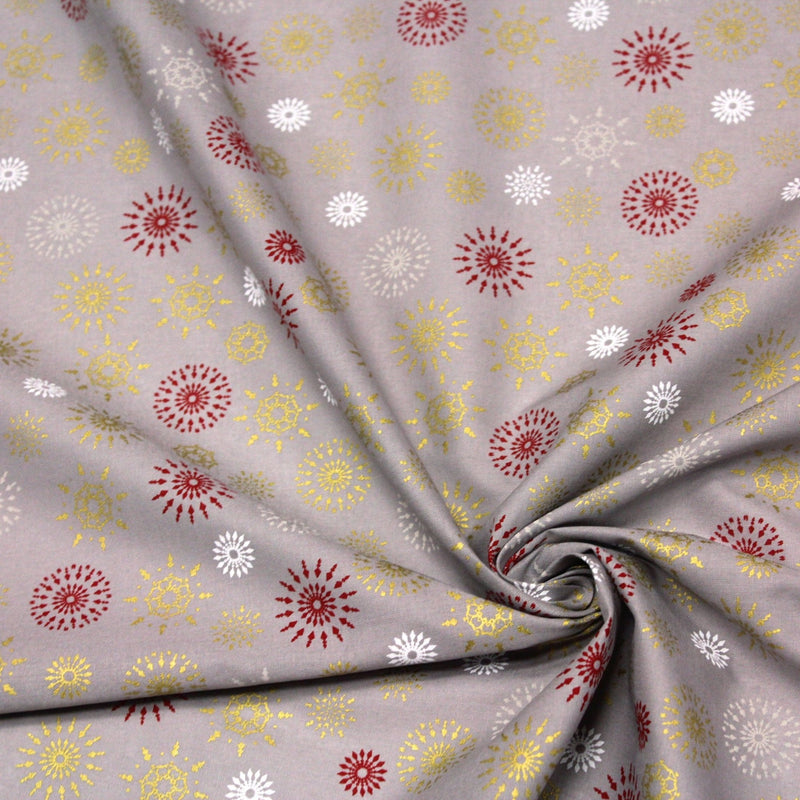 Tissu coton Noël, gris aux étoiles & flocons blancs, rouges et dorés - TissusPapi.com