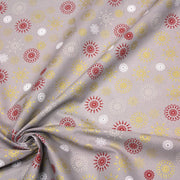 Tissu coton Noël, gris aux étoiles & flocons blancs, rouges et dorés - TissusPapi.com