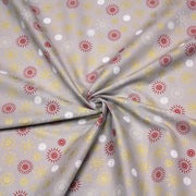 Tissu coton Noël, gris aux étoiles & flocons blancs, rouges et dorés - TissusPapi.com