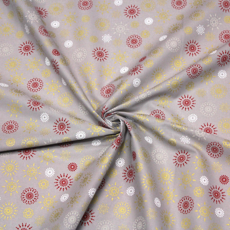 Tissu coton Noël, gris aux étoiles & flocons blancs, rouges et dorés - TissusPapi.com