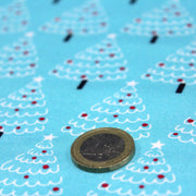 Tissu popeline de coton de Noël aux sapins blancs & rouges, fond bleu - TissusPapi.com