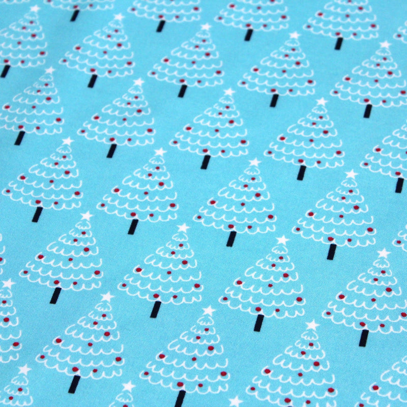 Tissu popeline de coton de Noël aux sapins blancs & rouges, fond bleu - TissusPapi.com