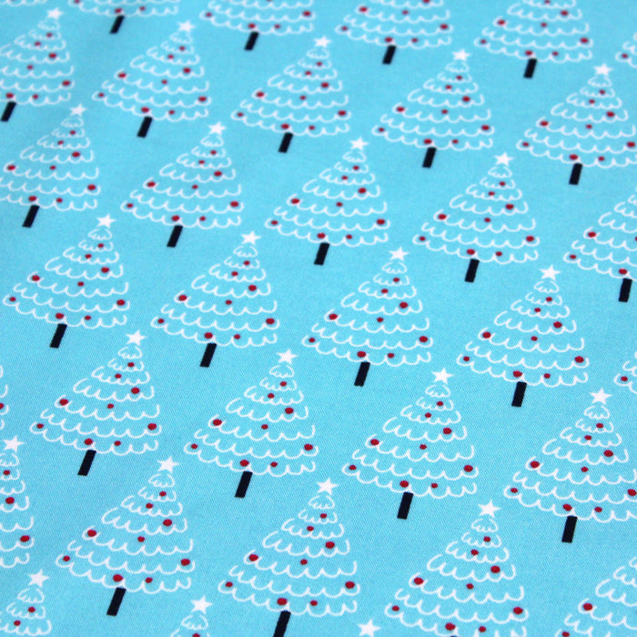 Tissu popeline de coton de Noël aux sapins blancs & rouges, fond bleu - tissuspapi