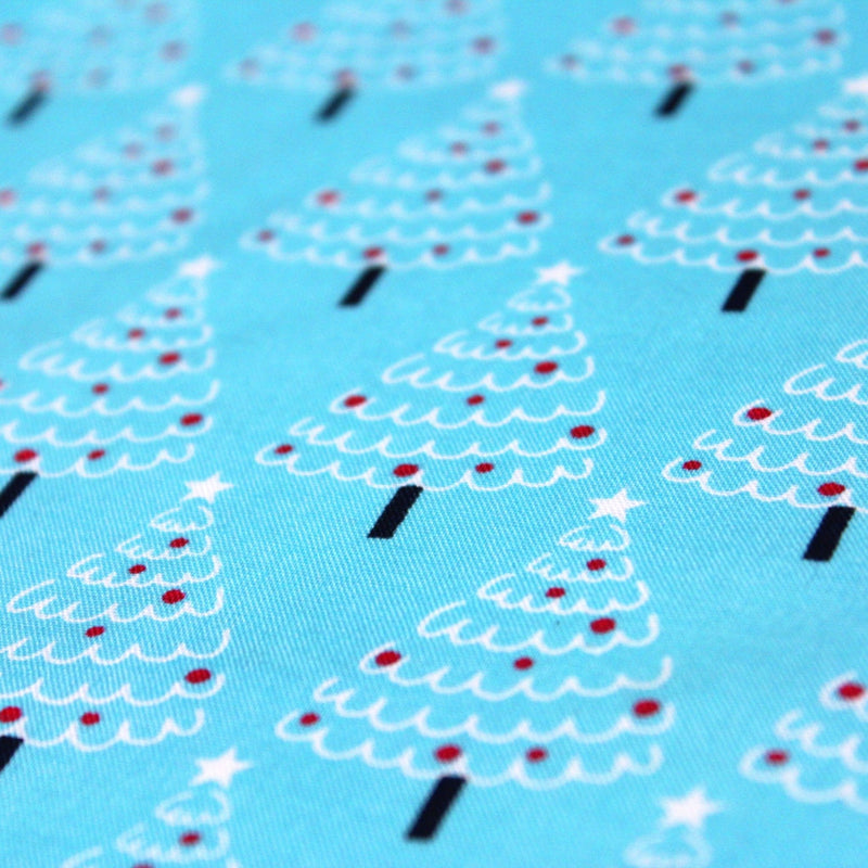 Tissu popeline de coton de Noël aux sapins blancs & rouges, fond bleu - TissusPapi.com