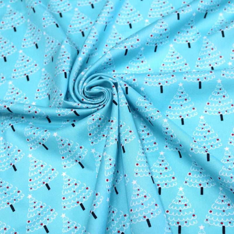 Tissu popeline de coton de Noël aux sapins blancs & rouges, fond bleu - TissusPapi.com