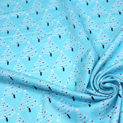 Tissu popeline de coton de Noël aux sapins blancs & rouges, fond bleu - TissusPapi.com