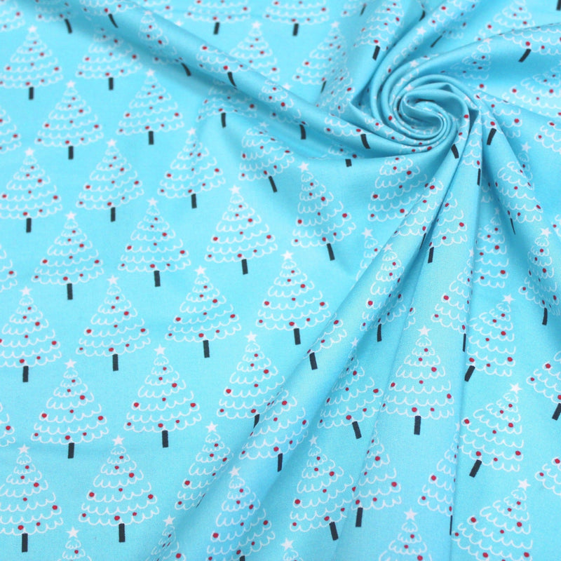 Tissu popeline de coton de Noël aux sapins blancs & rouges, fond bleu - TissusPapi.com