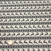 Tissu de coton de Noël scandinave aux rennes & étoiles de neiges gris, fond écru - TissusPapi.com