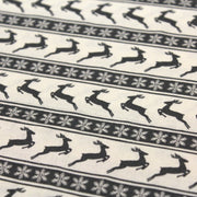 Tissu de coton de Noël scandinave aux rennes & étoiles de neiges gris, fond écru - TissusPapi.com