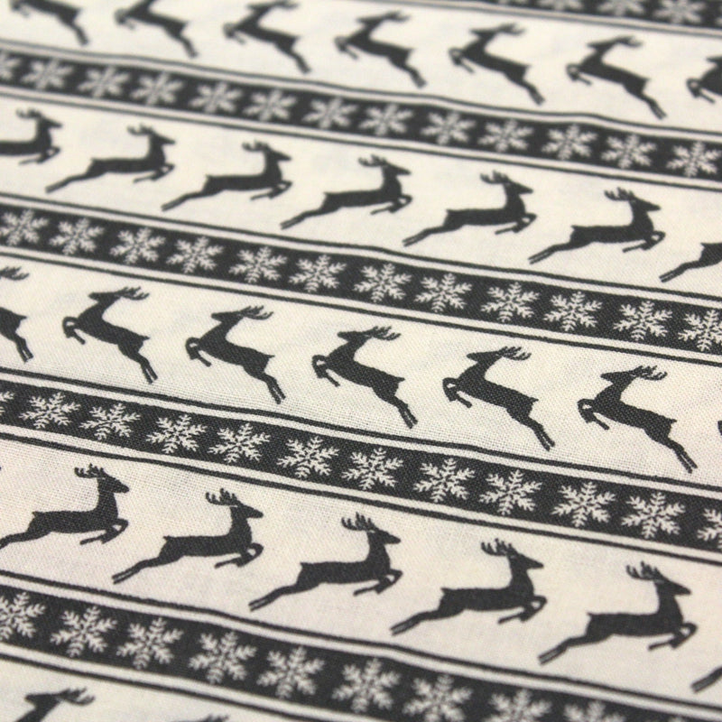 Tissu de coton de Noël scandinave aux rennes & étoiles de neiges gris, fond écru - TissusPapi.com
