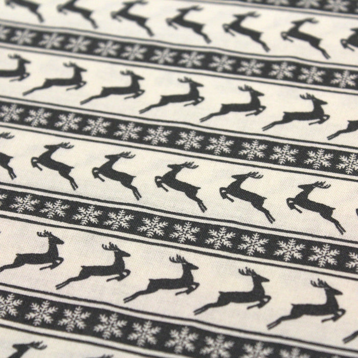 Tissu de coton de Noël scandinave aux rennes & étoiles de neiges gris, fond écru - TissusPapi.com