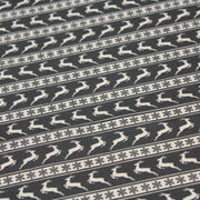 Tissu de coton de Noël scandinave aux rennes & étoiles de neiges écrus, fond gris - TissusPapi.com