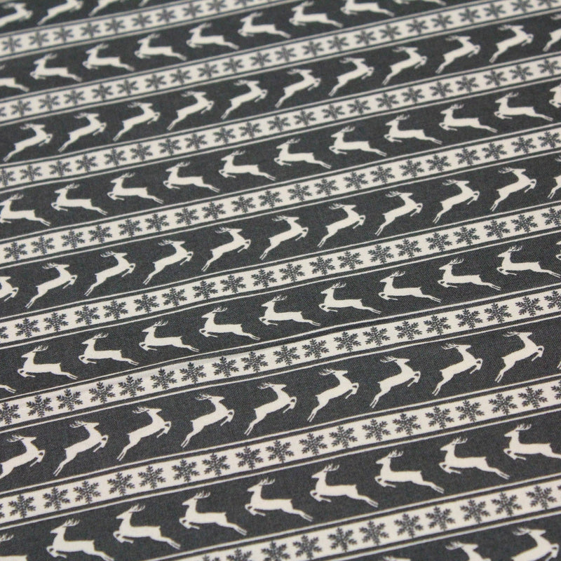 Tissu de coton de Noël scandinave aux rennes & étoiles de neiges écrus, fond gris - TissusPapi.com