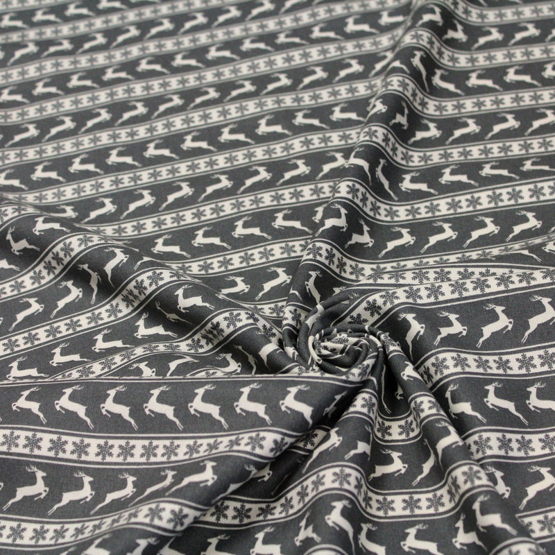 Tissu de coton de Noël scandinave aux rennes & étoiles de neiges écrus, fond gris - TissusPapi.com