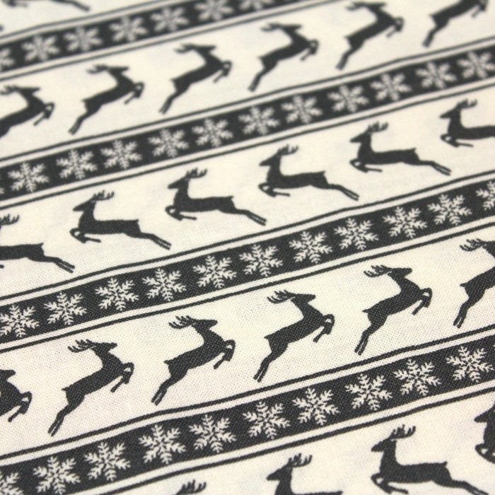 Tissu de coton de Noël scandinave aux rennes & étoiles de neiges gris, fond écru - TissusPapi.com