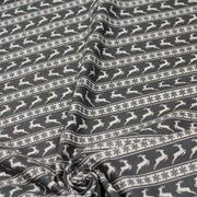 Tissu de coton de Noël scandinave aux rennes & étoiles de neiges écrus, fond gris - TissusPapi.com